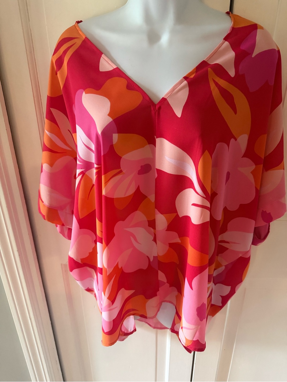 JODIFL Tropical Floral V-Neck Blouse NWT Boutique brand